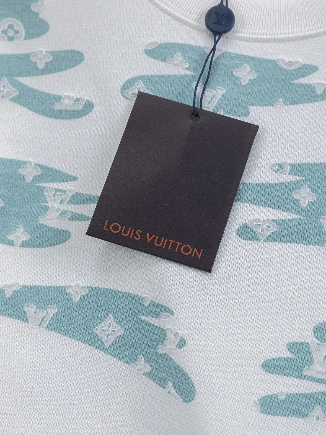 🅿️210 Louis Vuitton 1V LV micro-wide version S-XL LV 26ss new product counters are on the shelves at the same time. Multiple craftsmanship, composite fabrics, all-over cutting🔥Fire flower clouds☁️letter logo🪡 embroidery, round neck short-sleeved T-shirt, same style for men and women! Consigned to one-to-one creation. Synchronized with the official website, pure cotton fabrics at the counter! It is close to the skin and comfortable, durable and easy to wear. It has a classic and simple logo design and meticulous original craftsmanship. Short-sleeves, a must-have item for men, do not appear to be the same for the general public, but must be unique and eye-catching. This LV short-sleeve is all about quality, comfort, the same shape and fashion as always, including fabrics and cutting techniques. All of them have been made with great effort! 320 grams of washed pure cotton fabric, pure cotton is breathable, very refreshing and comfortable for daily wear. The rib knitting on the neckline is smooth and tight, and the neckline will not be skewed if you toss it at will. The loose version, you will find that it looks really good on the upper body. The overall is minimalist and neat, super versatile for daily use! Pair it casually with a pair of pants for a youthful look. A T-shirt will make your outfit crazy. It is a fashionable item that can never go wrong! Color: Black White Gray Purple Size: S-XL Size chart: S: Shoulder width 50-Bust 56-Length 70 M: Shoulder width 52-Bust 57-Length 72 L: Shoulder width 54-Bust 59-Length 74 XL: Shoulder width 56-Bust 62-Length 76